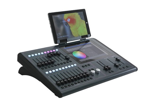 CHAMSYS Quick Q30 Console, Demomodell 4 univers, WiFi. Inkludert cover/lampe