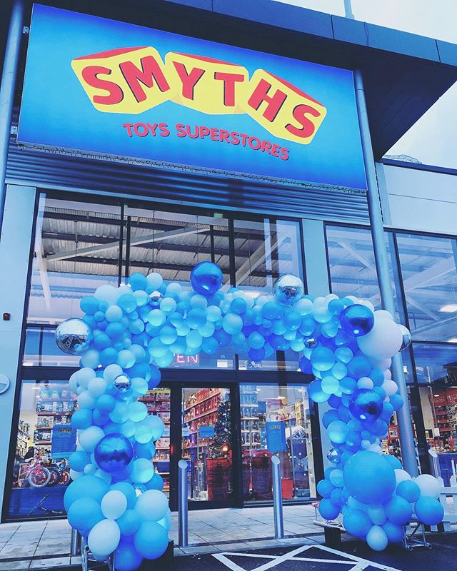 @audiolightdesign building a @realglobaltruss F34 structure for this balloon arch lit with LEDJ Rapid QB1 IP rated battery uplighters 🎈 #eventprofs #event #smyths #toystore #toys #balloon #balloonarch #truss #globaltruss #uplighting #lighting
